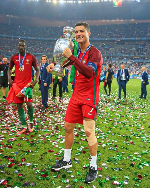 名宿称德约拿大满贯冠军需要运气，澳网官方力挺斯瓦泰克2026夺冠