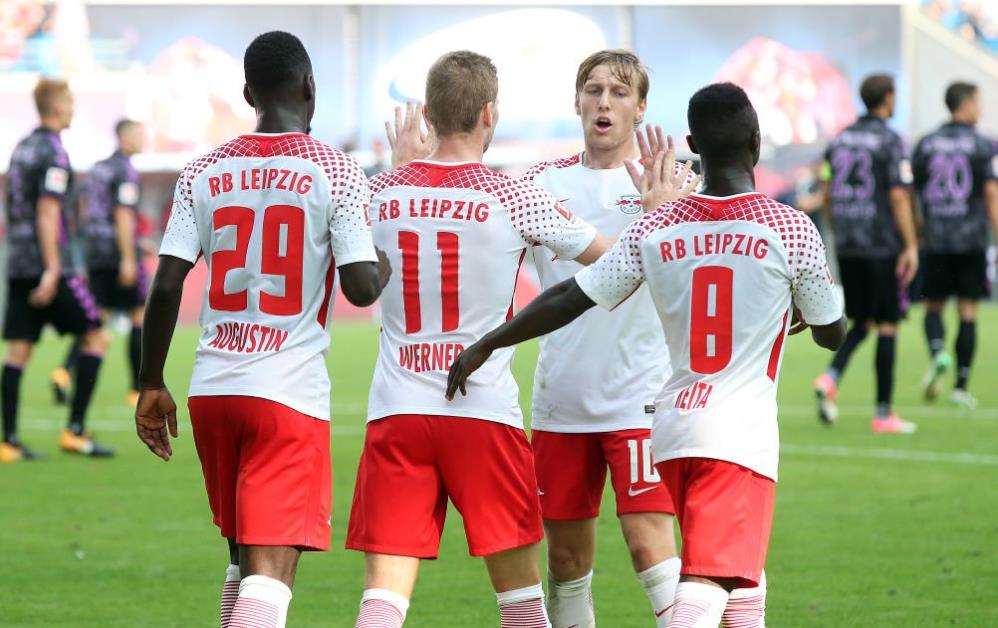 球星赛后把奖杯给队友，太暖心