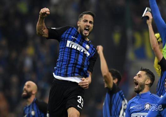 乌迪内斯门将奥克耶开场被直红罚下，此前曾因故意吃牌被调查（乌迪内斯门将奥克耶开场即被直红驱逐，曾因疑似故意领牌接受调查）