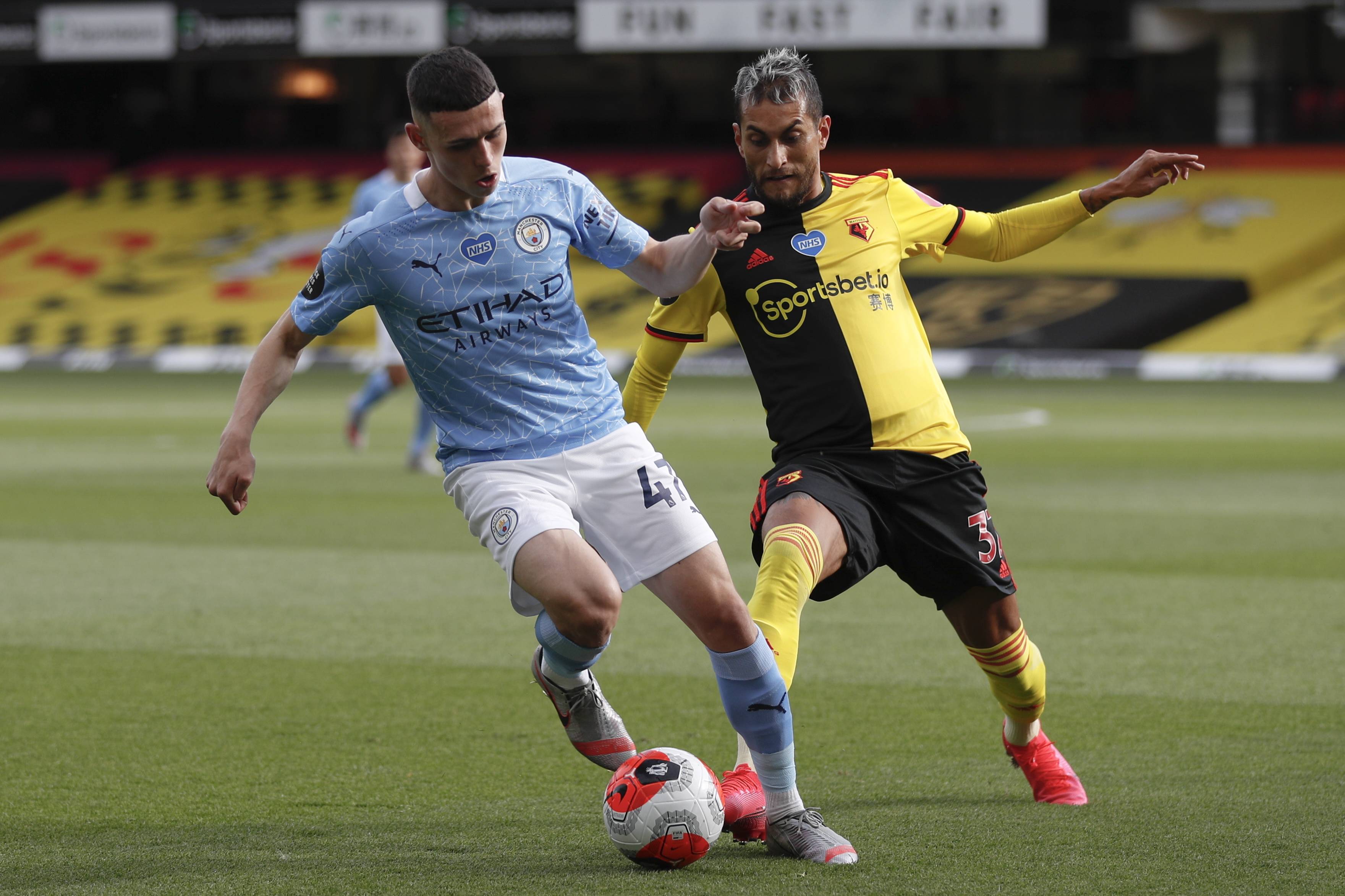 太阳报：英超想本赛季引入裁判摄像头，联盟将要求俱乐部同意（太阳报：英超拟本赛季启用裁判佩戴摄像头，需经各俱乐部同意）