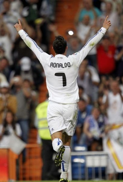 斯基拉：那不勒斯加速推进梅努租借谈判，曼联尚未决定其未来（斯基拉：那不勒斯加快推进梅努租借，曼联对其去留仍未定）