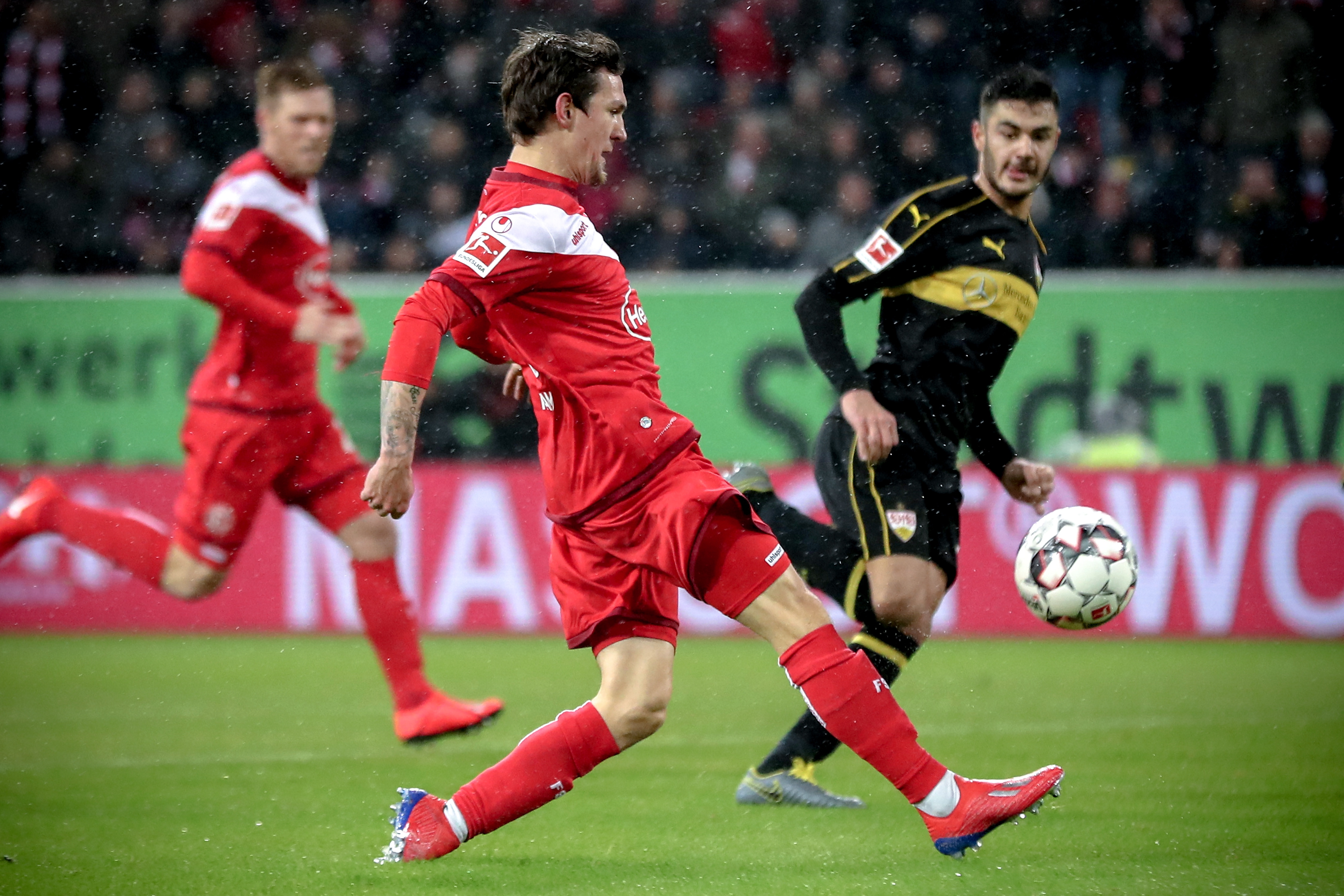 英超-维尔茨造乌龙范迪克致丢球 利物浦1-1桑德兰