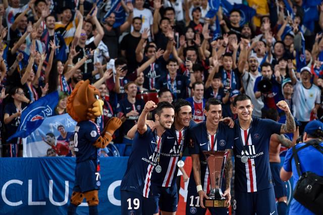 篮球湖人球迷热情支持球队