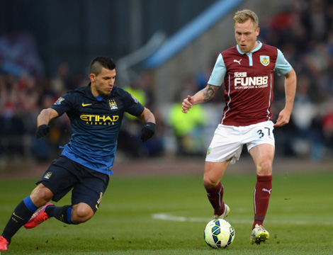 曼联4-1击败狼队，升至英超第六；米兰3-2战胜都灵，登顶积分榜。（曼联4比1擒狼队跻身英超第六，米兰3比2力克都灵领跑积分榜）